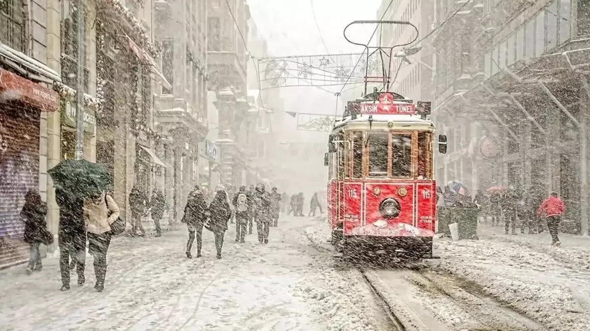 İstanbul’da Kar Yağışı Başladı! Yollar Bir Anda Bembeyaz Oldu
